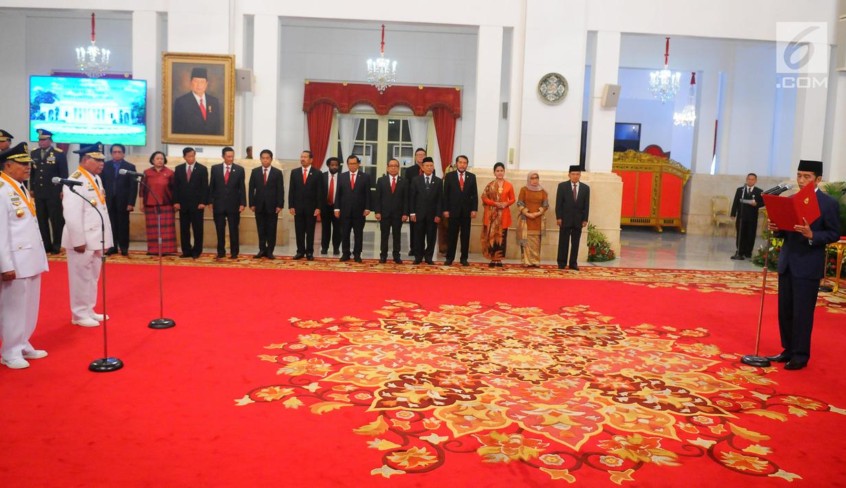 Presiden Joko Widodo (kanan) membacakan sumpah jabatan saat melantik Gubernur dan Wakil Gubernur terpilih Maluku Utara Abdul Gani Kasuba dan Al Yasin di Istana Negara, Jakarta, Jumat (10/5/2019). Mahkamah Konstitusi memutuskan keduanya sebagai pemenang Pilgub Malut 2018. (Liputan6.com/Angga Yuniar)