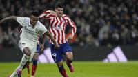 Eder Militao dari Real Madrid, kiri, berebut bola dengan Alvaro Morata dari Atletico Madrid selama pertandingan sepak bola perempat final Copa del Rey Spanyol antara Real Madrid dan Atletico Madrid di stadion Santiago Bernabeu di Madrid, Kamis, 26 Januari 2023. (AP Photo /Bernat Armangue)