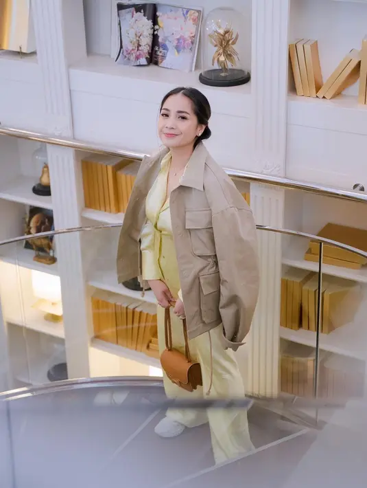 Liburan di Jepang, Nagita Slavina tampil menawan dengan outfit kasual. [Foto: IG/raffinagita1717].