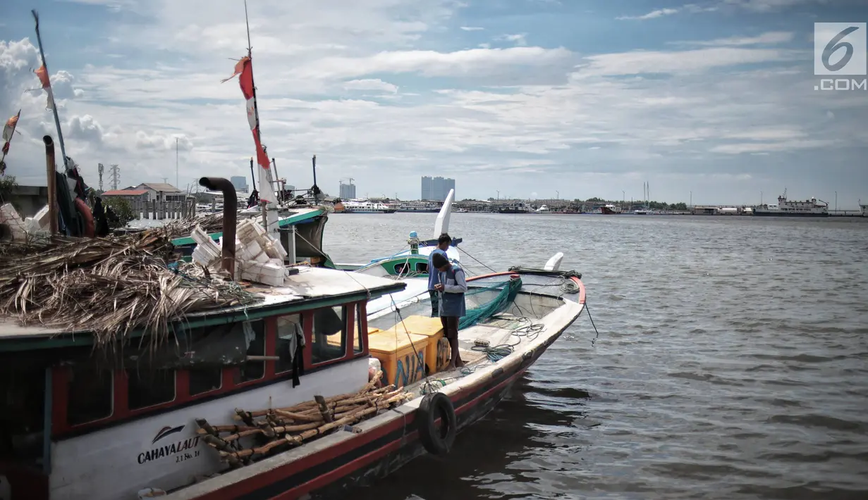 Nelayan memperbaiki jaring di Pelabuhan Muara Angke, Jakarta, Kamis (27/12). Sebagian nelayan yang biasa beroperasi di perairan dangkal masih melaut. (Liputan6.com/Faizal Fanani)