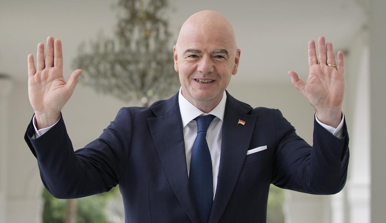 Petinggi otoritas sepak bola dunia itu kemudian bertemu dengan Presiden Jokowi di Ruang Jepara, Istana Merdeka. (AP/Achmad Ibrahim)