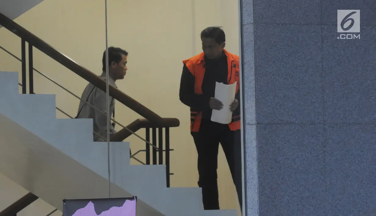 Anggota DPR Fraksi Golkar Bowo Sidik Pangarso saat akan menjalani pemeriksaan di Gedung KPK, Jakarta, Senin (15/4). Bowo diperiksa sebagai saksi untuk tersangka Marketing Manager PT Humpuss Transportasi Kimia, Asty Winasti terkait dugaan suap distribusi pupuk dengan kapal. (merdeka.com/Dwi Narwoko)