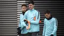 Kiper Chelsea, Thibaut Courtois, saat latihan jelang leg pertama 16 besar Liga Champions di Stadion Stamford Bridge, Senin (19/2/2018). Chelsea akan berhadapan Barcelona. (AP/John Walton)