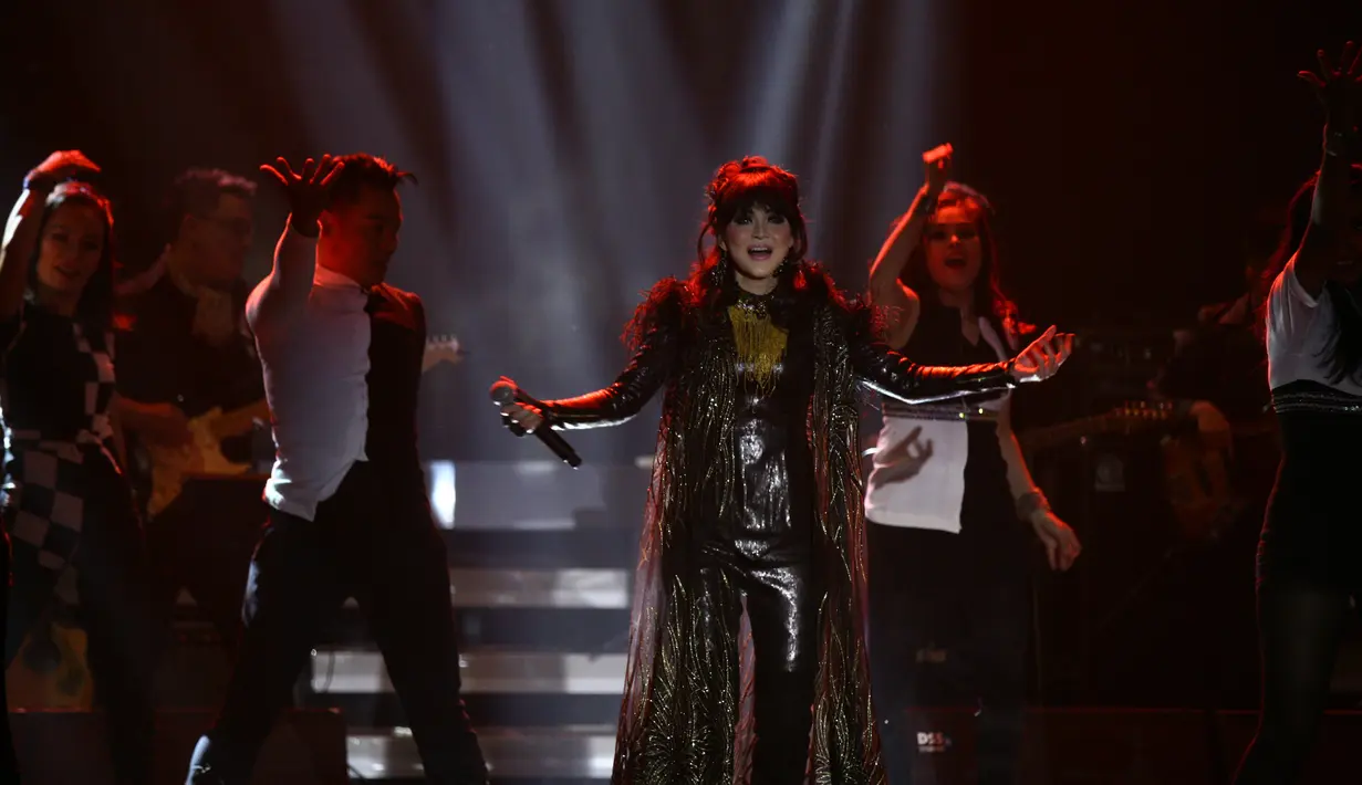 Tidak hanya bersama suami, penyanyi berusia 50 tahun itu juga menggandeng beberapa musisi local lintas generasi. Diantaranya, seperti Ikmal Tobing, Husein Alatas, Alisa Ex- Blink, Ikang Fauzi, hingga Yana Yulio. (Nurwahyunan/Bintang.com)