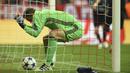 Kiper Banyern Munchen, Manuel Neuer, tampak kecewa usai gawangnya kebobolan. Dua gol ke gawang Manuel Neuer disarangkan oleh Cristiano Ronaldo. (AP/Andreas Gebert)