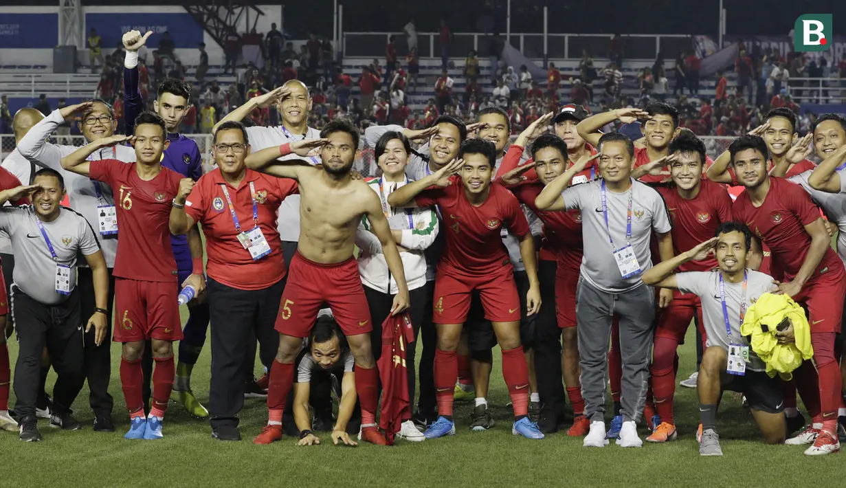 Para pemain dan official Timnas Indonesia U-22 merayakan kemenangan atas Myanmar U-22 pada semifinal SEA Games 2019 di Stadion Rizal Memorial, Manila, Sabtu (7/12). Indonesia menang 4-2 atas Myanmar. (Bola.com/M Iqbal Ichsan)