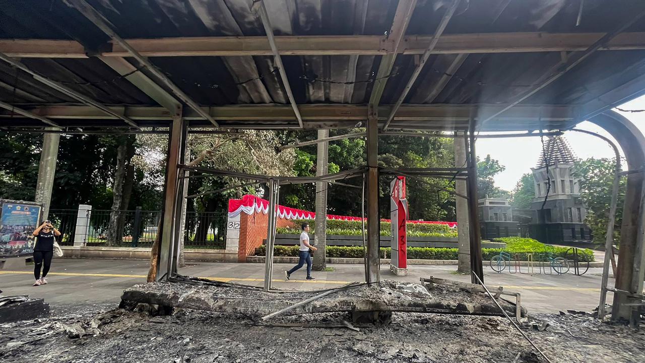 FOTO: Sisa Amuk Massa, Halte Hangus dan Pagar DPR Jebol