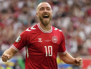 Timnas Denmark mengawali langkahnya di ajang Euro 2024 dengan memetik hasil imbang 1-1 saat menghadapi Slovenia pada laga Grup C di MHPArena, Stuttgart, Jerman, Minggu (16/6/2024). Juara edisi 1992 yang mendapat julukan Tim Dinamit tersebut sebenarnya unggul terlebih dahulu lewat gol Christian Eriksen sejak menit ke-17, namun Slovenia akhirnya mampu menutup laga dengan hasil imbang setelah mampu menyamakan sor 1-1 lewat gol Erik Janza pada menit ke-77.  (AP Photo/Matthias Schrader)