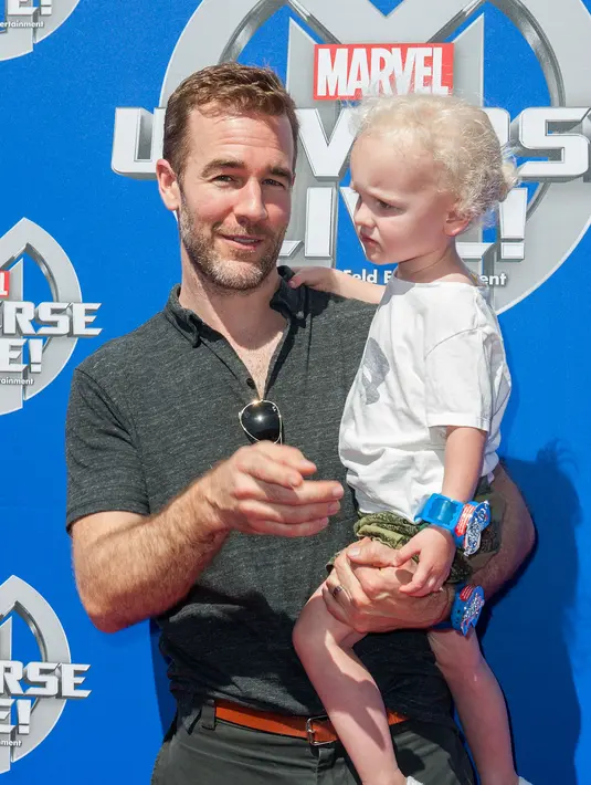 Dari pernikahannya dengan Kimberly, James dikaruniai tiga orang anak. James menggendong anak kedua mereka, Joshua (3), anak pertamanya bernama Olivia (5) dan yang paling kecil Annabel (21 bulan). (AFP/Bintang.com)