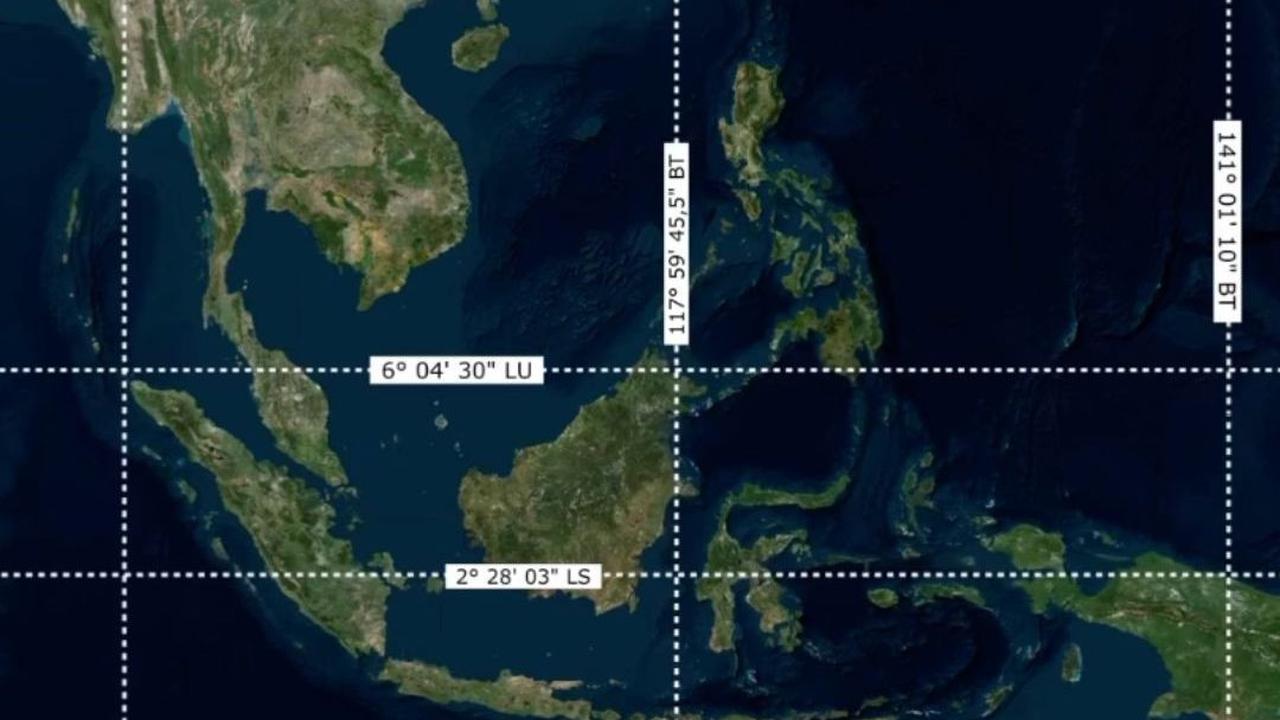 Titik potong dua garis tersebut tepat berada di Selat Makassar. Dan daratan terdekat dari titik tengah tersebut adalah Pulau Ambo, jaraknya sekitar 10 Kilometer.