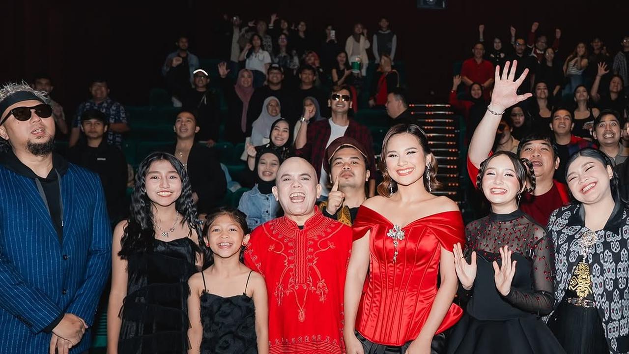5 Potret Cantik Indah Permatasari di Gala Premier Film 'SETAN BOTAK', Pakai Gaun Merah Menyala