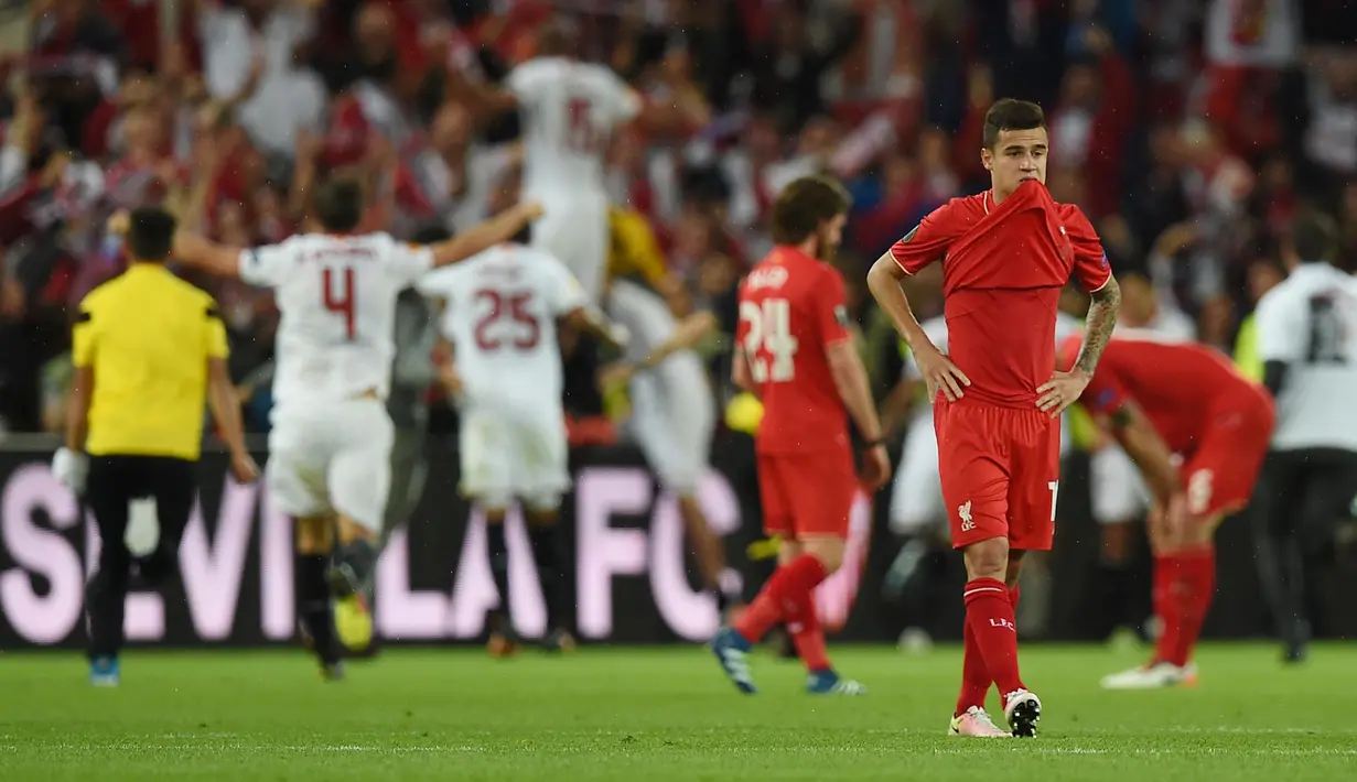 Pemain Liverpool, Philippe Coutinho terlihat kecewa saat timnya kalah dari Sevilla pada Final  UEFA Europa League  di St Jakob-Park stadium, Basel, (Rabu atau Kamis (19/5/2016) dini hari WIB.  (AFP/ Paul Ellis)