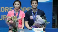 Ganda campuran Korea Selatan, Ko Sung-hyun/Kim Ha-na, berpose di podium setelah menjuarai Korea Terbuka Super Series 2016, Minggu (2/10/2016). (Bola.com/Twitter/bulutangkisRI)