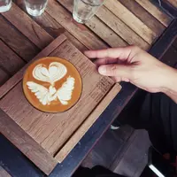 Segala sesuatu yang berlebihan memang tidak baik. Salah satunya jika kamu kerap mengonsumsi creamer pada kopi secara berlebihan./ Photo by Waranya Mooldee on Unsplash