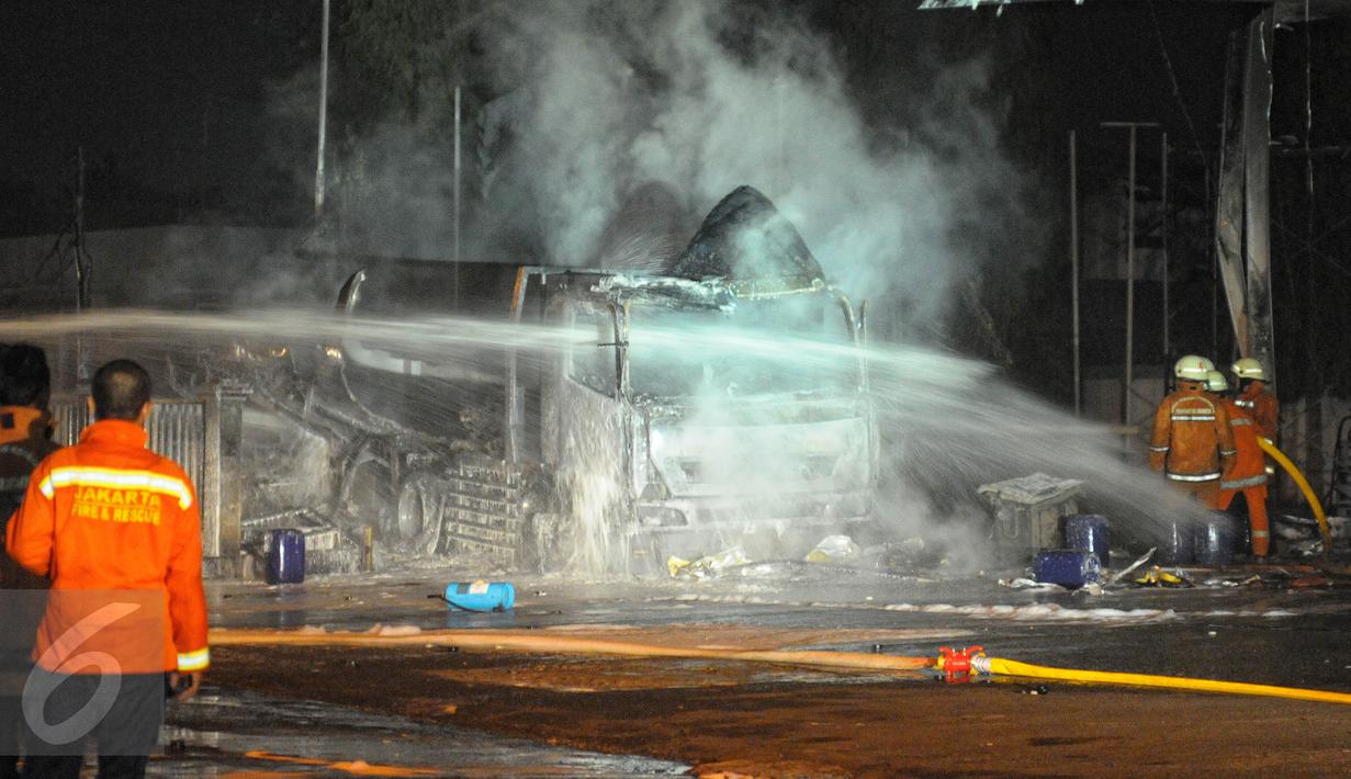Petugas pemadam kebakaran menggunakan busa untuk memadamkan api yang membakar tangki BBM di SPBU depan Asrama Haji Pondok Gede, Jakarta, Jumat (18/12) dini hari. Tak ada korban dalam peristiwa tersebut. (Liputan6.com/Herman Zakharia)