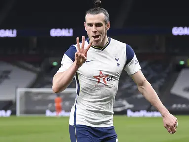Penyerang Tottenham Hotspur, Gareth Bale berselebrasi usai mencetak gol ke gawang Sheffield United pada pertandingan Liga Inggris di Stadion Tottenham Hotspur di London, Senin (3/5/2021). Bale mencetak tiga gol di pertandingan ini dan mengantar Tottenham menang 4-0. (Shaun Botterill/Pool via AP)