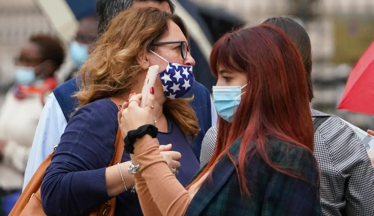 Orang-orang memakai masker saat mereka berjalan di pusat kota Roma pada Sabtu (3/10/2020). Mulai Sabtu, masker wajah harus dipakai setiap saat di luar rumah di ibu kota Italia Roma dan wilayah sekitar Lazio untuk meredam infeksi Covid-19 yang meningkat. (AP Photo/Andrew Medichini)