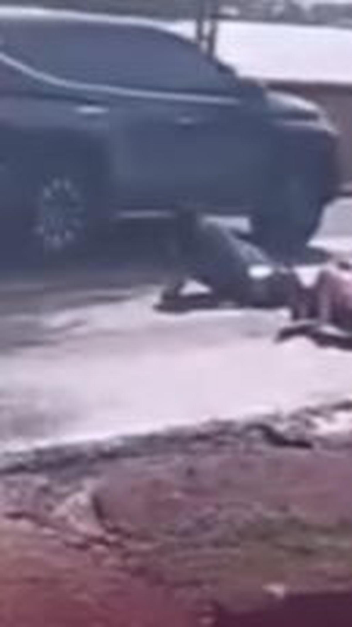 "Pengendara motor kecelakaan tunggal tepat di depan rombongan pejabat yang lewat," demikian dikutip dari keterangan video.