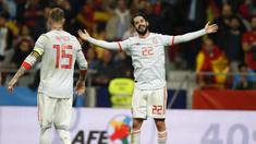 Pemain Spanyol, Isco Alarcon (kanan) merayakan gol saat melawan Argentina pada laga uji coba di Wanda Metropolitano stadium, Madrid, (27/3/2018). Spanyol menang telak 6-1 atas Argentina. (AP/Paul White)