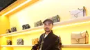 Tak kalah stylish, Refal Hady tampil kece dengan jaket varsity berwarna hitam dari Coach yang dipadukan dengan celana panjang putih dan topi. Ia melengkapi gayanya dengan Coach Tabby Chain berwarna hitam, menciptakan tampilan kasual yang tetap on point. [Dok/FIMELA/Adrian Utama P].