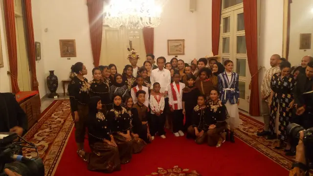 Presiden Jokowi berfoto bersama peserta Talenta Bhinneka Tunggal Ika bernyanyi. (Liputan6.com/Lizsa Egeham)