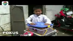 Bocah yatim piatu asal Tangsel ini rela berjualan cilok untuk menghidupi adiknya. Meski demikian, ia bercita-cita menjadi pemain sepakbola dan bergabung dengan Persib Bandung.