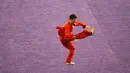 Atlet Wushu Indonesia, Julius Yoga Kurniawan saat beraksi, pada Kejuaraan Dunia Wushu 2015 di Istora Senayan, Jakarta, Minggu(15/11/2015). (Bola.com/Nicklas Hanoatubun)