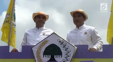 Karnaval kendaraan dua belas partai politik, minggu siang, mewarnai deklarasi kampanye damai pilkada Kabupaten Tangerang, dikawasan Cikupa, Tangerang, Banten.