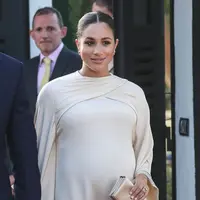 Meghan Markle kenakan custom gown dari Dior. (Foto: instagram.com/meghan_update)