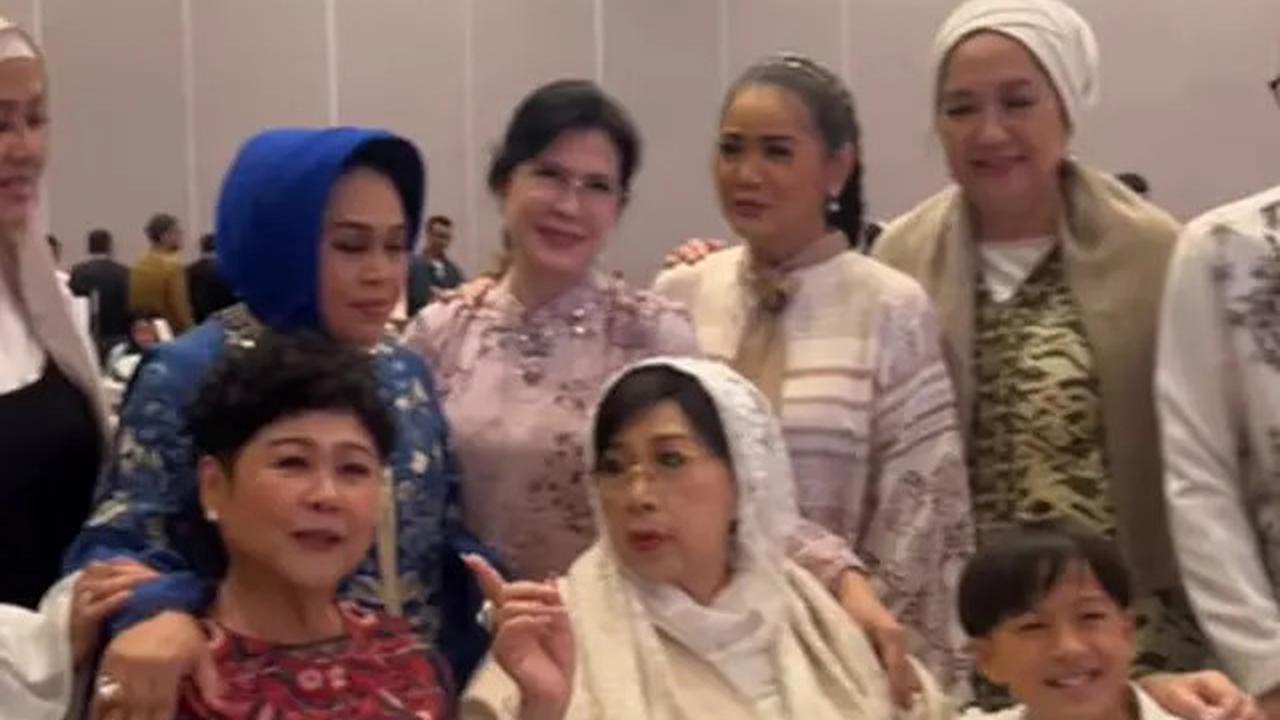 6 Potret Titiek Puspa Penuhi Undangan SBY dan Kumpul Bareng Artis Senior Sebelum Sakit