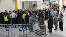 Orang-orang menunggu dalam antrean untuk memasuki toko IKEA di pinggiran St. Petersburg, Kamis (3/3/2022). Peritel IKEA menghentikan operasional di "Negeri Beruang Merah" dan Belarusia untuk sementara waktu mulai Jumat, 4 Maret 2022 buntut dari invasi Rusia ke Ukraina. (AP Photo/Dmitri Lovetsky)