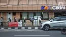 Calon penumpang kereta Commuter Line (KRL) melompati pagar saat hendak menuju Stasiun Cikini, Jakarta Pusat, Kamis (25/5/2023). (merdeka.com/Iqbal S.Nugroho)