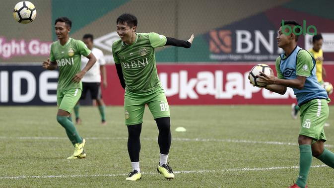 Pemain Bhayangkara FC, Lee Yoo-joon, melempar bola saat latihan di Stadion PTIK, Jakarta, Minggu (2/12). Latihan ini persiapan jelang laga Liga 1 melawan PSM Makassar. (Bola.com/Yoppy Renato)