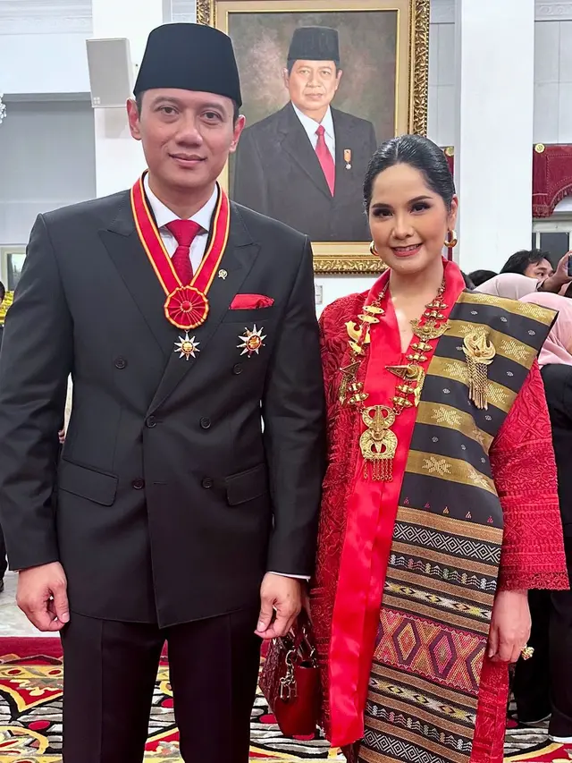 Annisa Pohan Pakai Ulos