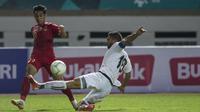 Gelandang Timnas Indonesia, Septian David, berusaha mengirim umpan saat melawan Mauritius pada laga uji coba di Stadion Wibawa Mukti, Jawa Barat, Selasa (11/9/2018). Indonesia menang 1-0 atas Mauritius. (Bola.com/Vitalis Yogi Trisna)