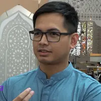 Tommy Kurniawan punya pengalaman mengharukan saat ia umrah bersama sahabatnya almarhum Adi Firansyah