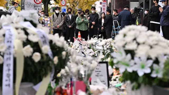 Tumpukan Bunga dan Pesan Duka untuk Korban Tragedi Halloween Itaewon
