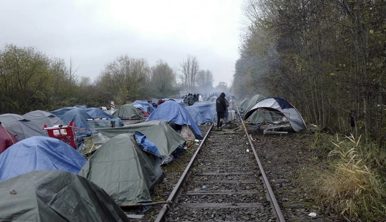 Kamp darurat migran didirikan di Calais, Sabtu (277/11/2021). Di kamp-kamp darurat di luar Calais, para migran menunggu kesempatan menyeberangi Selat Inggris meskipun minggu ini sedikitnya 27 orang tewas ketika perahu mereka tenggelam beberapa mil dari pantai Prancis. (AP Photo/Rafael Yaghobzadeh)