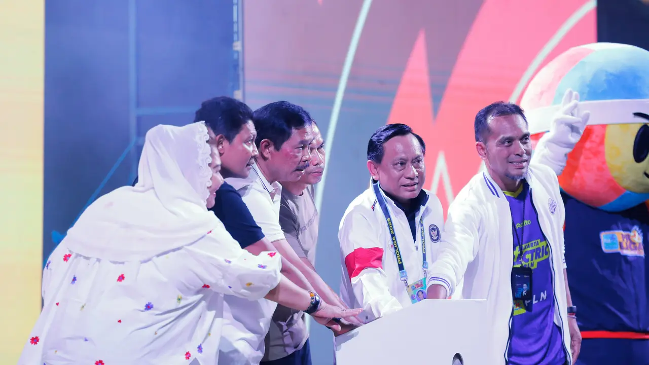 PJ Gubernur Jateng Nana Sudjana bersama Wali Kota Semarang dan panitia saat pembukaan PLN Mobile Proliga 2025 di GOR Jatidiri, Jumat (03/01/25). Foto: liputan6.com/ Humas Pemprov Jateng