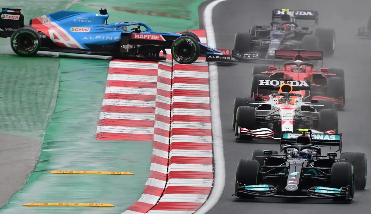 Suhu dan cuaca membuat kondisi trek Istanbul Park basah saat balapan di mulai. Kondisi trek yang basah membuat Fernando Alonso (Alpine) bersenggolan dengan Pierre Gasly (Alpha Tauri) di Tikungan 1. (AFP/Andrej Isakovic)