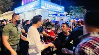 Presiden Joko Widodo berbincang dengan warga di kawasan Malioboro, Daerah Istimewa Yogyakarta pada Sabtu malam, 15 Oktober 2022. Tampak masyarakat sangat antusias ketika melihat Presiden berada di kawasan Mailoboro. Bahkan, tidak sedikit masyarakat yang meminta foto bersama dengan Presiden Jokowi. (Foto: Laily Rachev - Biro Pers Sekretariat Presiden)