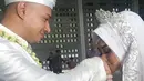 Acara dimulai sekitar pukul 13.00 WIB. Dihadiri oleh dua keluarga pengantin. Penyanyi yang pernah menjalin kasih dengan cucu pedangdut Elvy Sukaesih itu tak bisa menyembunyikan rasa gugupnya ketika mengucapkan ijab kabul. (Instagram/wahyu_cdm93)