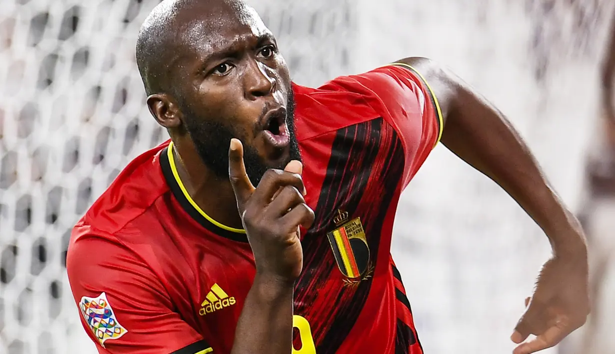 Penyerang Belgia, Romelu Lukaku berselebrasi usai mencetak gol ke gawang Prancis pada pertandingan semifinal UEFA Nations League di stadion Juventus, di Turin, Italia, Jumat (8/10/2021). Kemenangan ini mengantar Prancis ke final dan akan bertemu Spanyol. (Fabio Ferrari/LaPresse via AP)