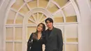 Brisia Jodie juga terlihat elegan lewat long lace dress warna hitam yang dikenakannya saat menghadiri resepsi pernikahan Nita Vior. Aksesori berlian berupa kalung dan anting menambah kesan mewah pada tampilannya. [@jonathanalden_].