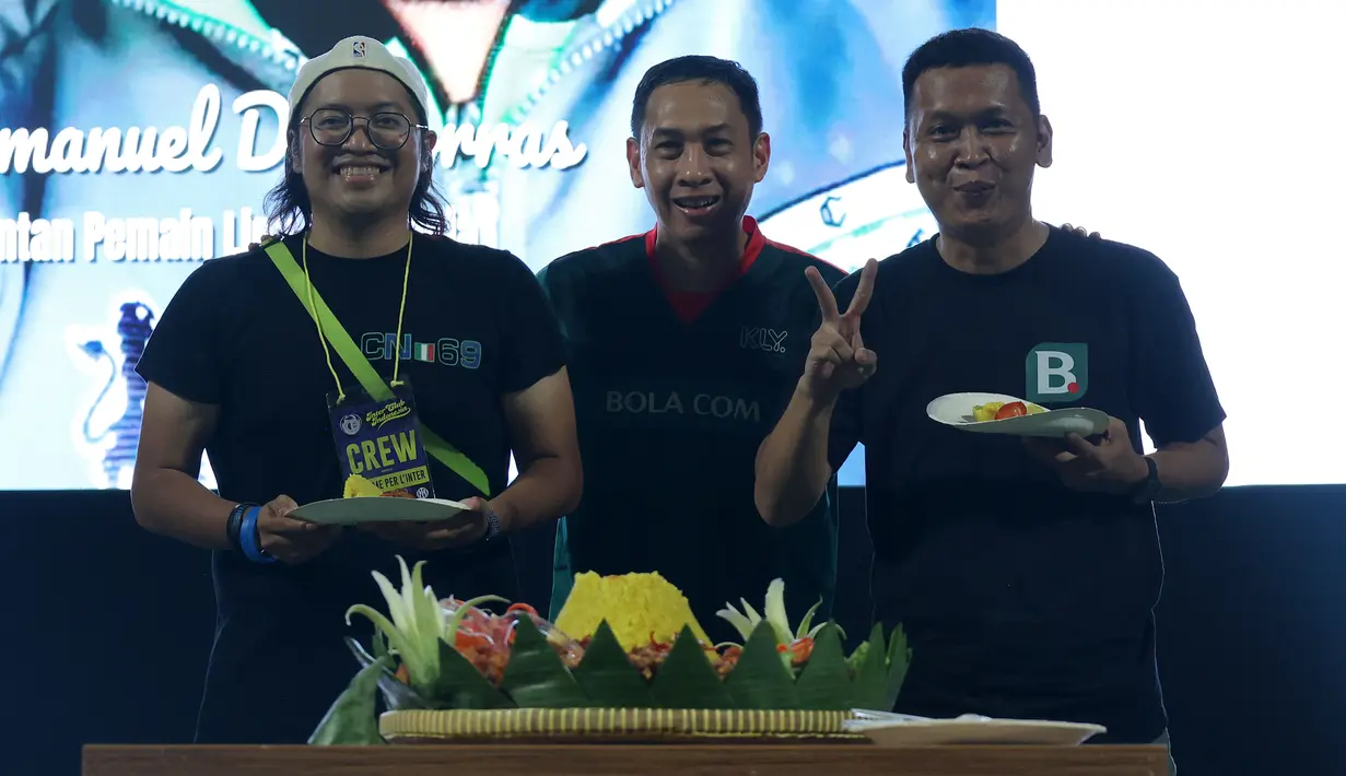 Humas Inter Club Indonesia (ICI), Emier Irawan (kiri), Pemred Bola.com, Erwin Fitriansyah (tengah), dan Managing Editor Bola.com, Ario Yosia Pandegirot berpose saat acara Sewindu Bola.com. disela-sela kegiatan nonton bareng final Liga Champions 2022/2023 antara Inter Milan vs Man City bersama Inter Club Indonesia (ICI) di Tennis Indoor Senayan, Jakarta, Minggu (11/6/2023) dini hari WIB. (Bola.com/M Iqbal Ichsan)