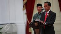 Presiden Joko Widodo didampingi Menag Lukman Hakim Saifuddin memberikan Keterangan Pers terkait penurunan Biaya Penyelenggaraan Ibadah Haji (BPIH) Tahun 2015 di Istana Merdeka. Jakarta, Rabu (27/5/2015). (Liputan6.com/Faizal Fanani)