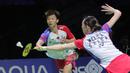 <p>Ganda campuran China, Jiang Zhen Bang/Wei Ya Xin saling berebut mengembalikan bola saat menghadapi sesama wakil China, Zheng Si Wei/Huang Ya Qiong pada laga final turnamen bulu tangkis Indonesia Open 2024 di Istora Senayan, Jakarta, Minggu (9/6/2024). Jiang Zhen Bang/Wei Ya Xin menang dua game langsung 11-21, 14-21 untuk merebut gelar juara. (Bola.com/Syahkist Afi Daib)</p>