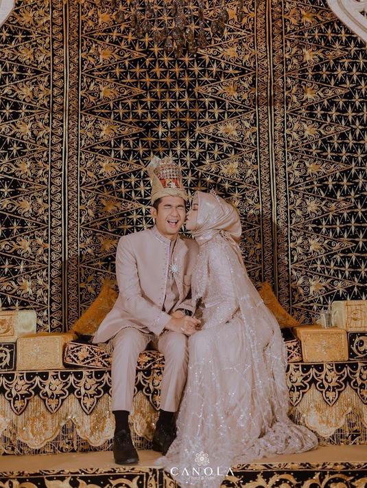 9 Gaya Ria Ricis Pakai Gaun Nuansa Emas dan Mahkota di Acara Ngunduh ...