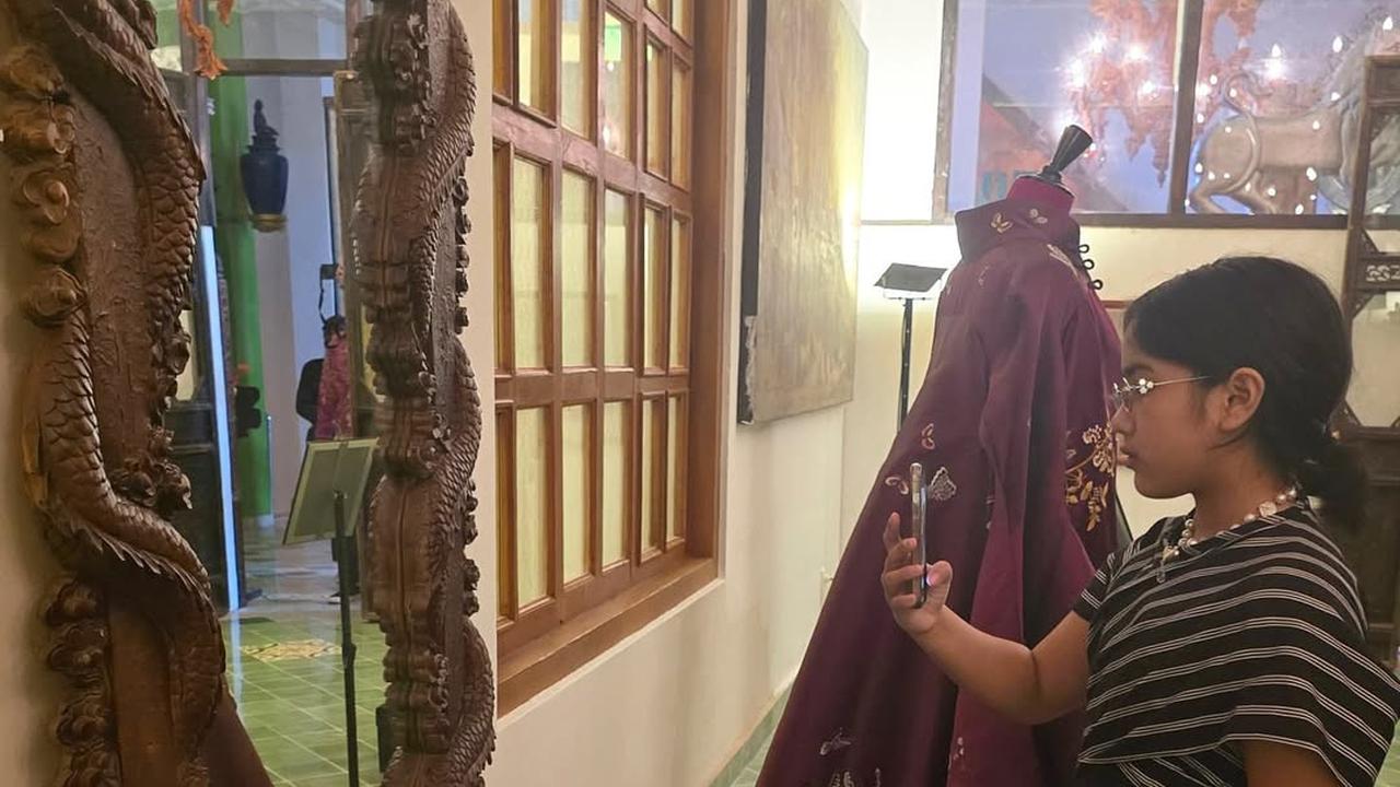 7 Potret Kebersamaan Dian Sastrowardoyo dan Sang Putri yang Beranjak Remaja, Tampil Stylish dengan OOTD Kain Tradisional