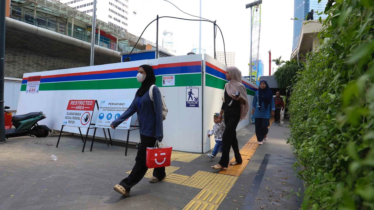 FOTO: Revitalisasi Stasiun MRT Bundaran HI Ubah Sementara Tata Trotoar Jalan Thamrin